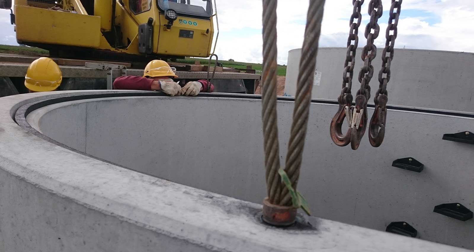 Studnia DN 2500 pętle transportowe nakładanie sznura uszczelniającego - budowa